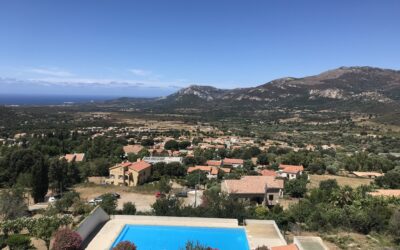 Corse proche Calvi, agréable type 3 en étage élevé, vue exceptionnelle, piscine en copropriété